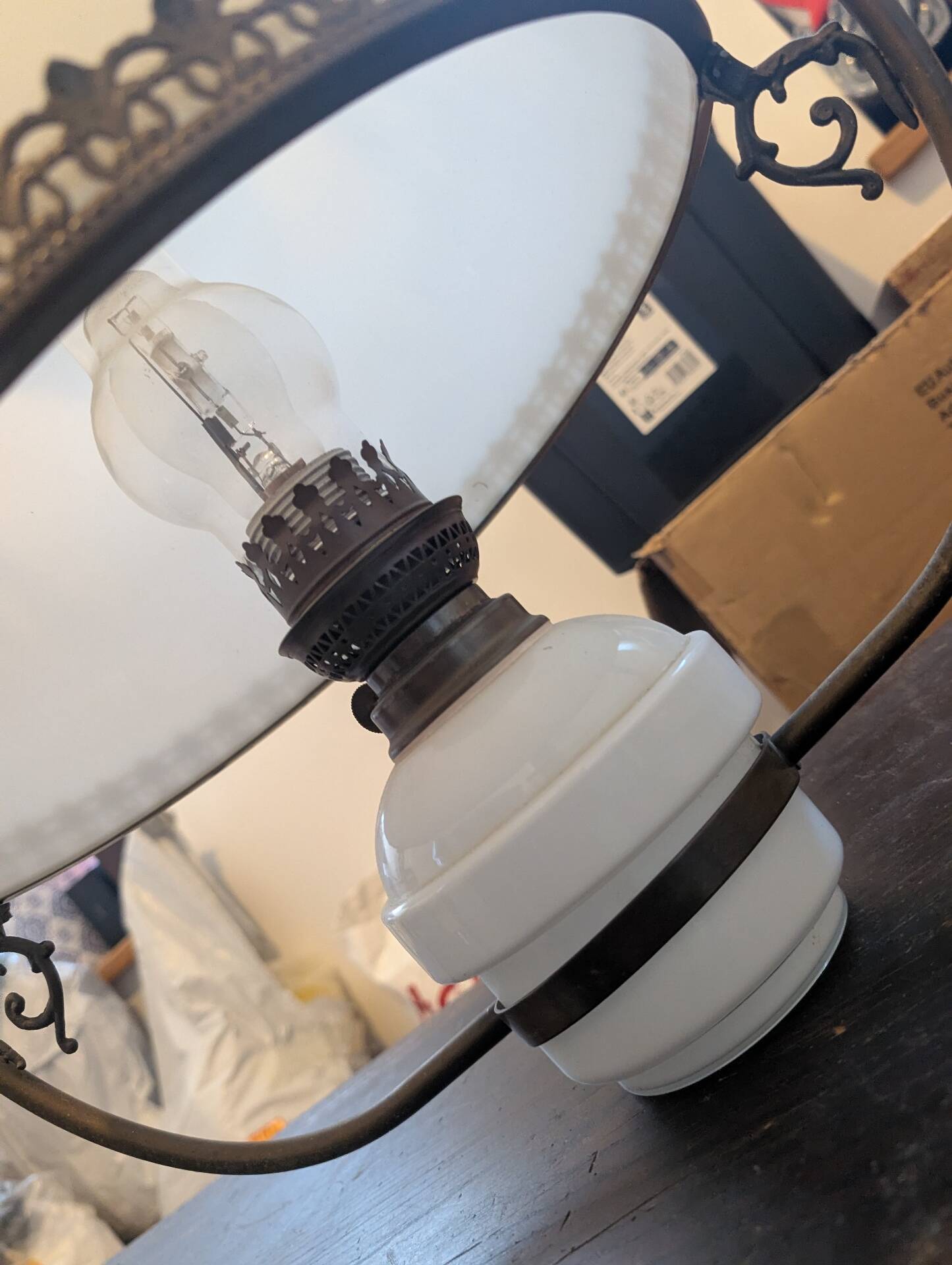 Suspension Lampe à Pétrole Ancienne Opaline Blanche Laiton Fer Forgé S
