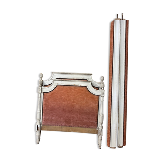 Bois de lit ancien en 90 style Louis XVI rechampi blanc cassé, tapisserie