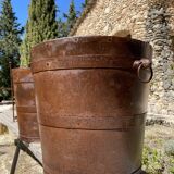Cache pots en fer rivetés
