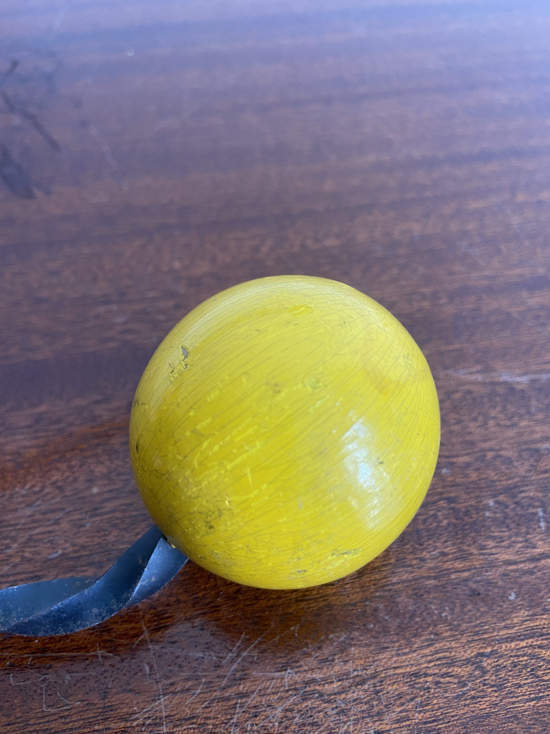 Patère vintage 2 boules en bois jaune