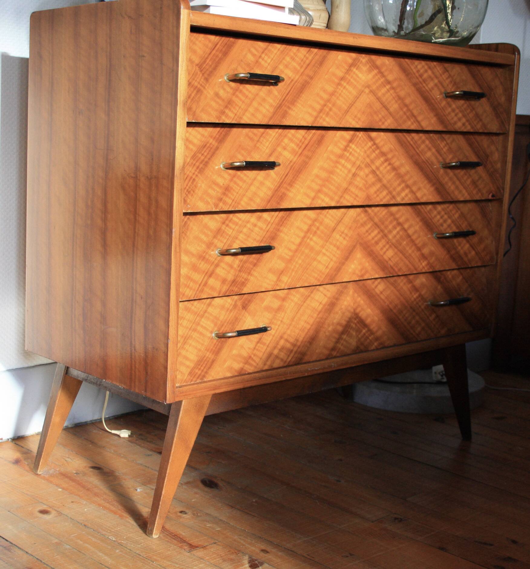 Commode en bois pieds compas