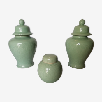 Ensemble de 2 vases à couvercle et 1 pot a gingembre céladon signée