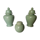 Ensemble de 2 vases à couvercle et 1 pot a gingembre céladon signée