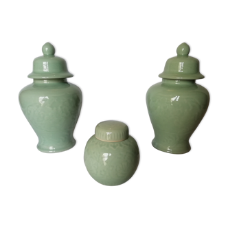 Ensemble de 2 vases à couvercle et 1 pot a gingembre céladon signée