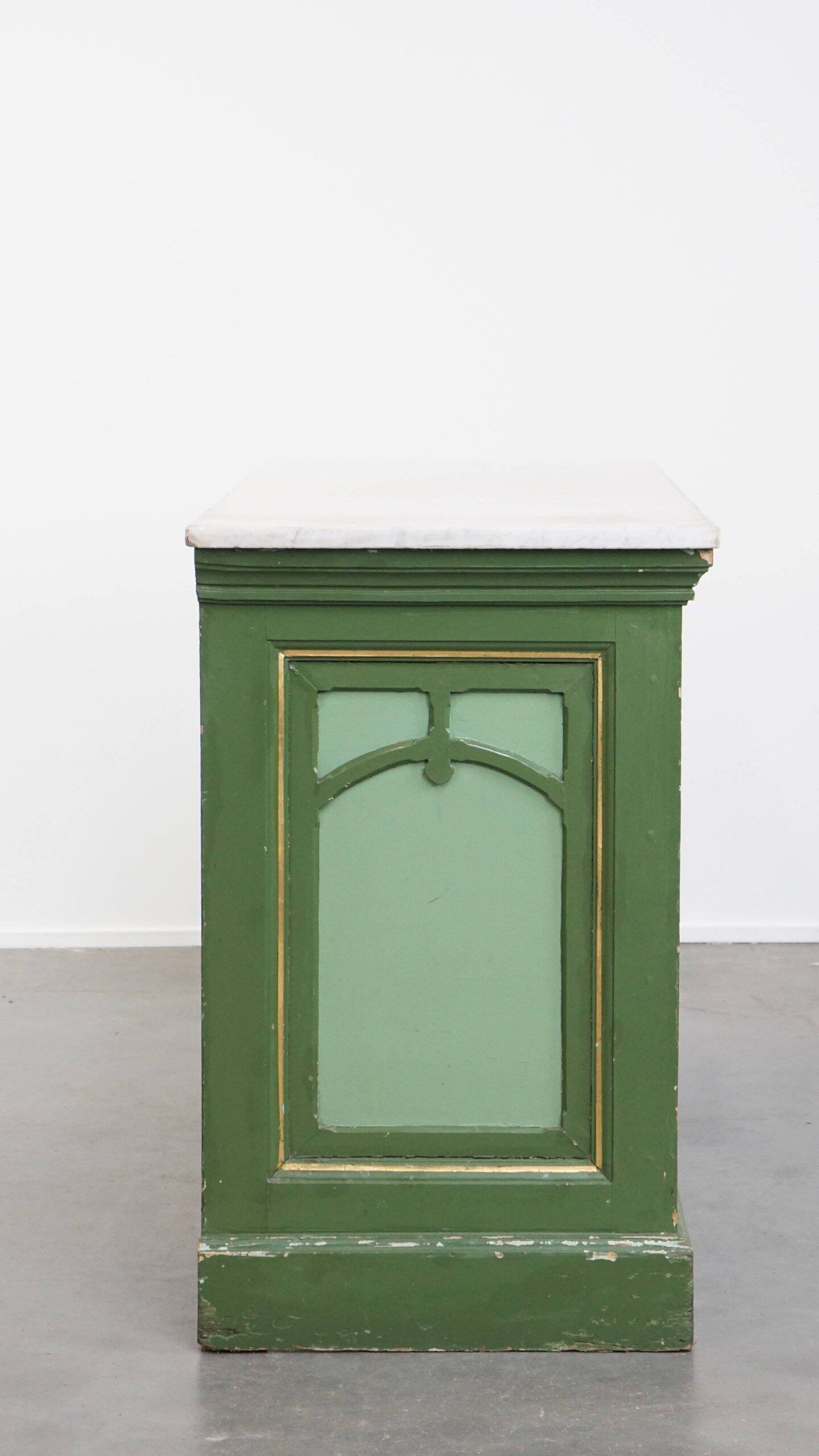 Buffet/comptoir/table d'appoint ancien unique, de couleur verte, datant de la fin du XIXe/début du XXe siècle, avec un plateau en marbre.