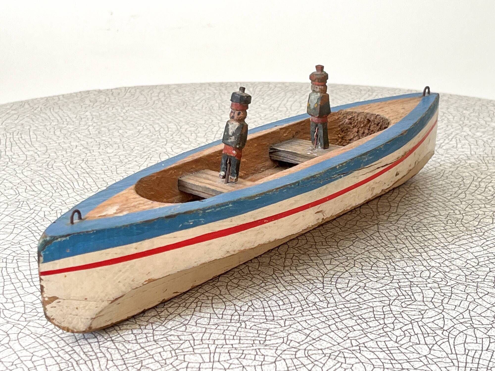 Wooden basin barque from the brand Giraud Sauveur with 2 sailors.