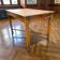 Table vintage en bois massif piètement en X et roulettes