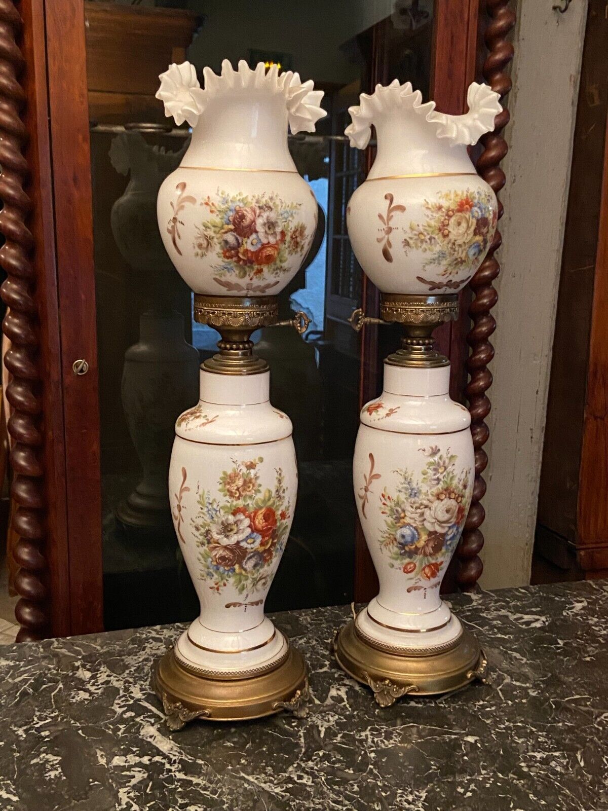 Paire de lampes en opaline blanche à décor floral