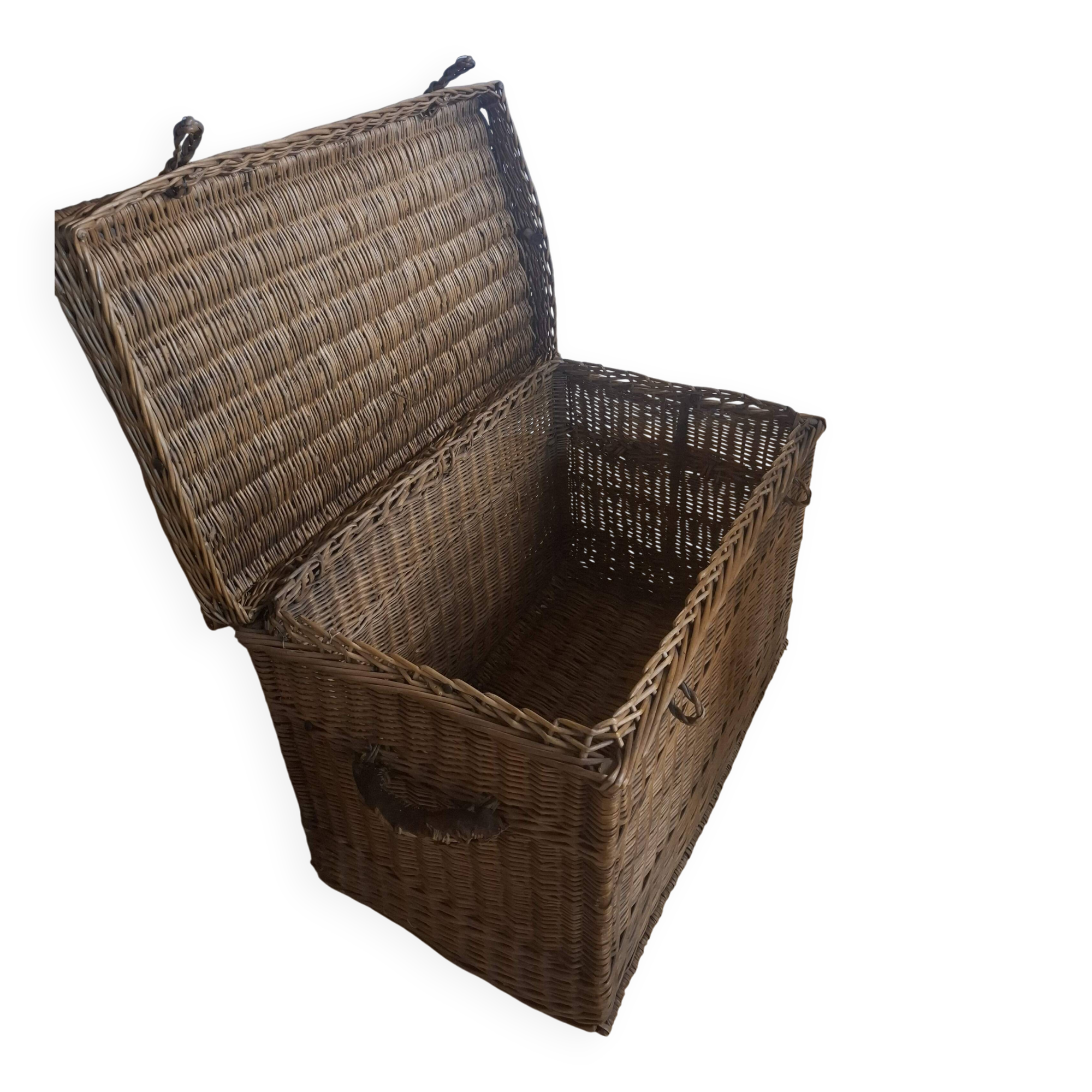 Wicker travel trunk