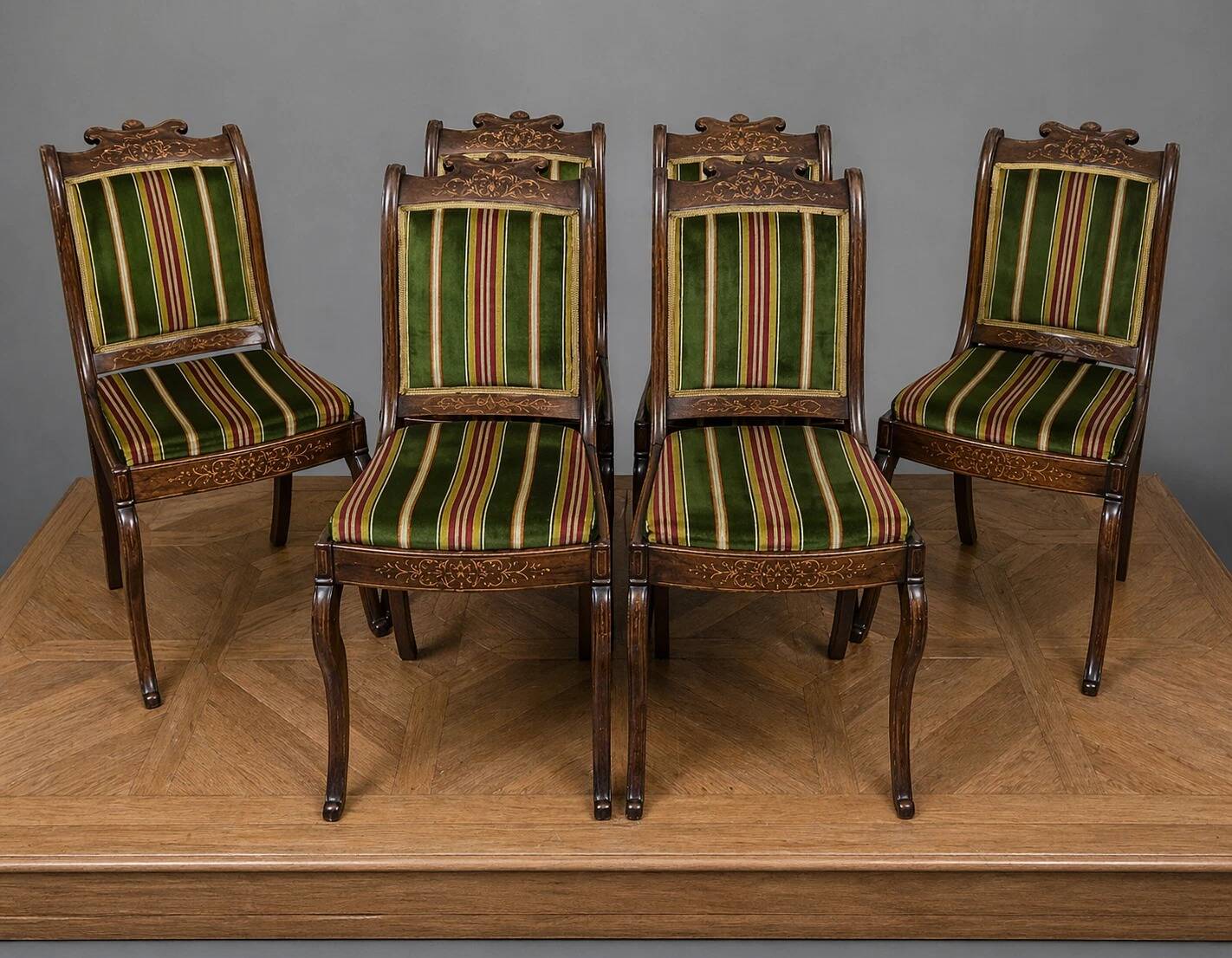 Suite de six chaises d’époque Charles X, en palissandre finement marqueté