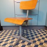 Swivel workshop chair