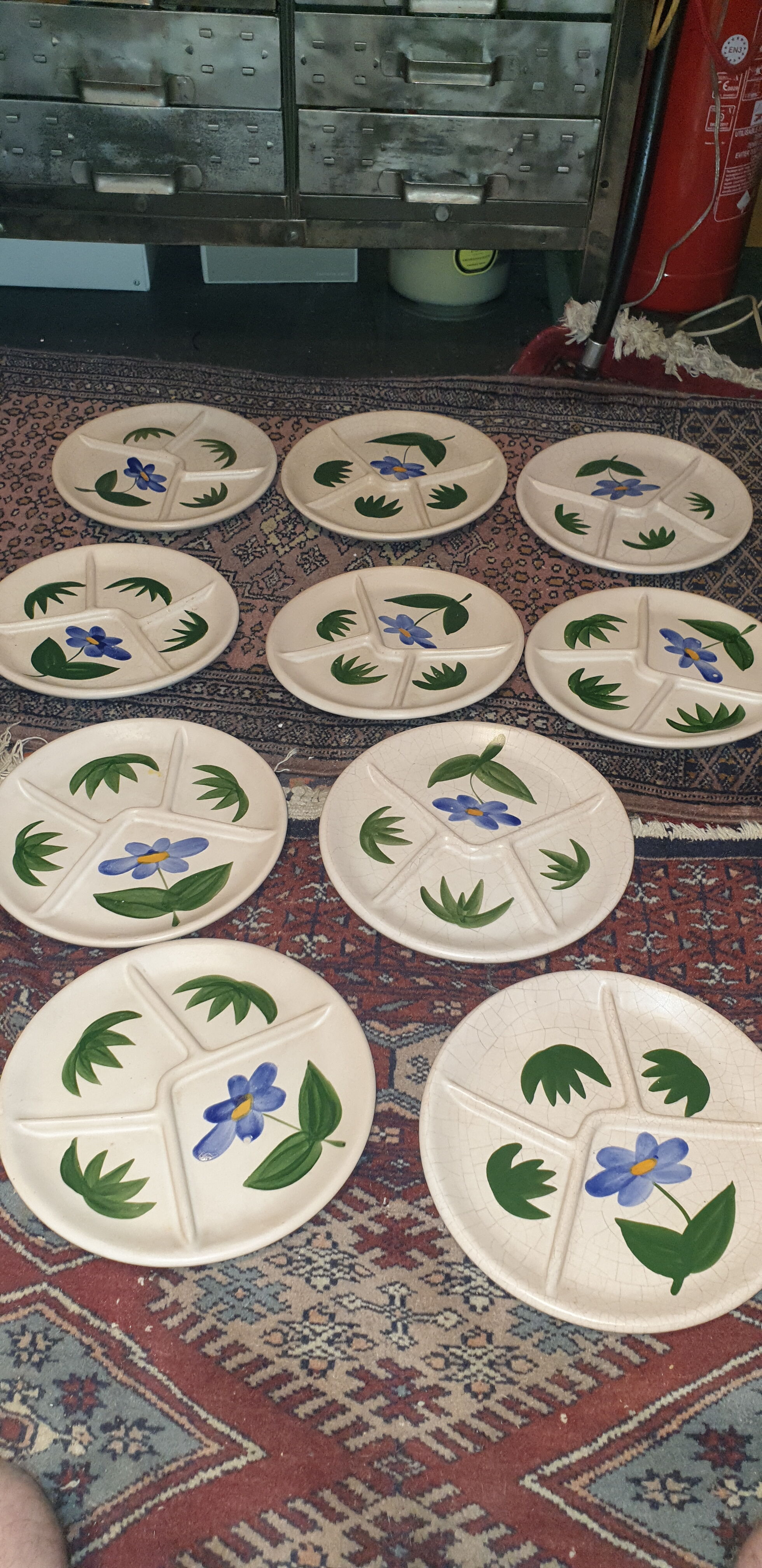 Earthenware service 1970 freehand painted decoration