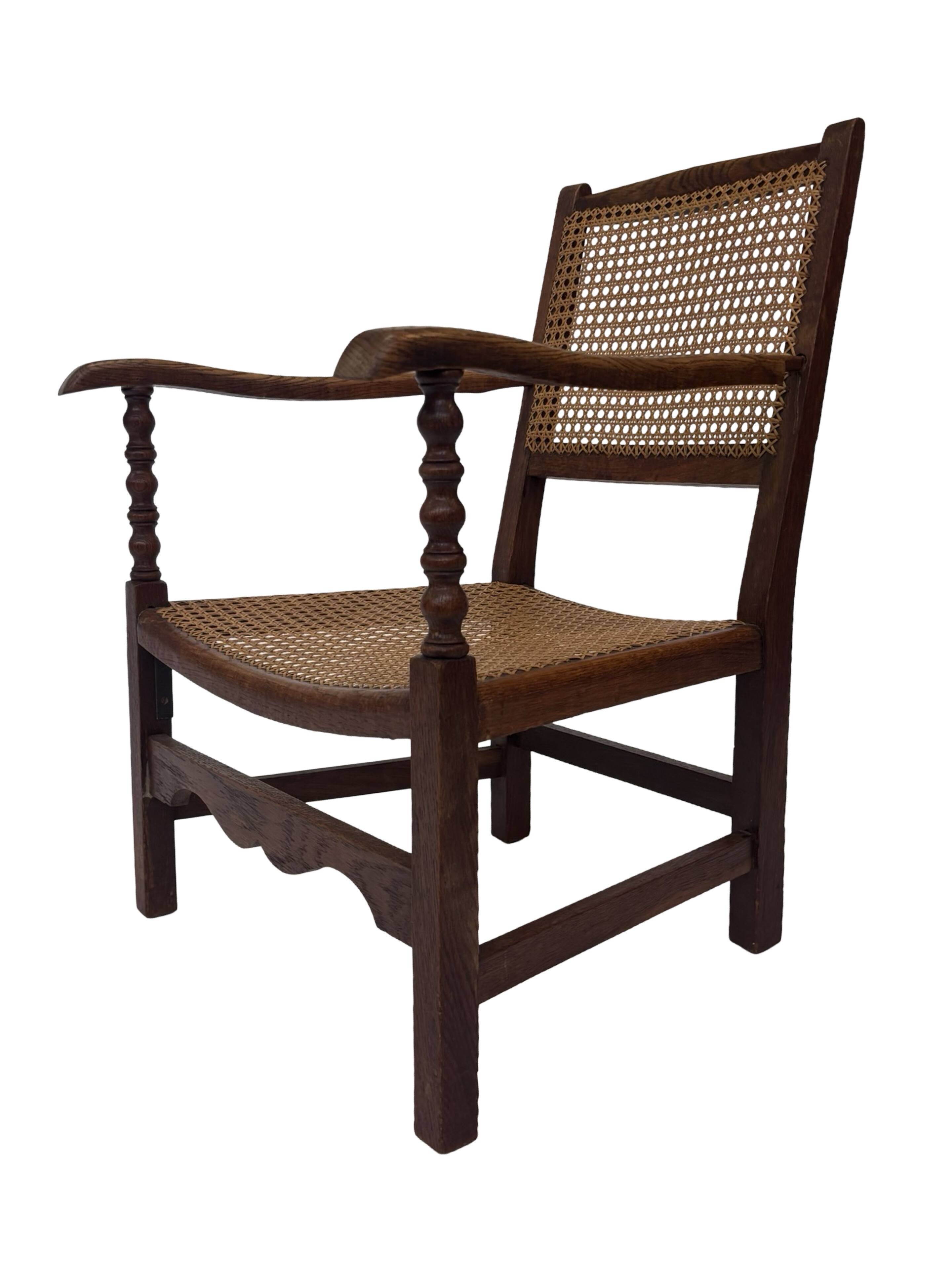 Fauteuil Art Déco en chêne tressé, design minimaliste.