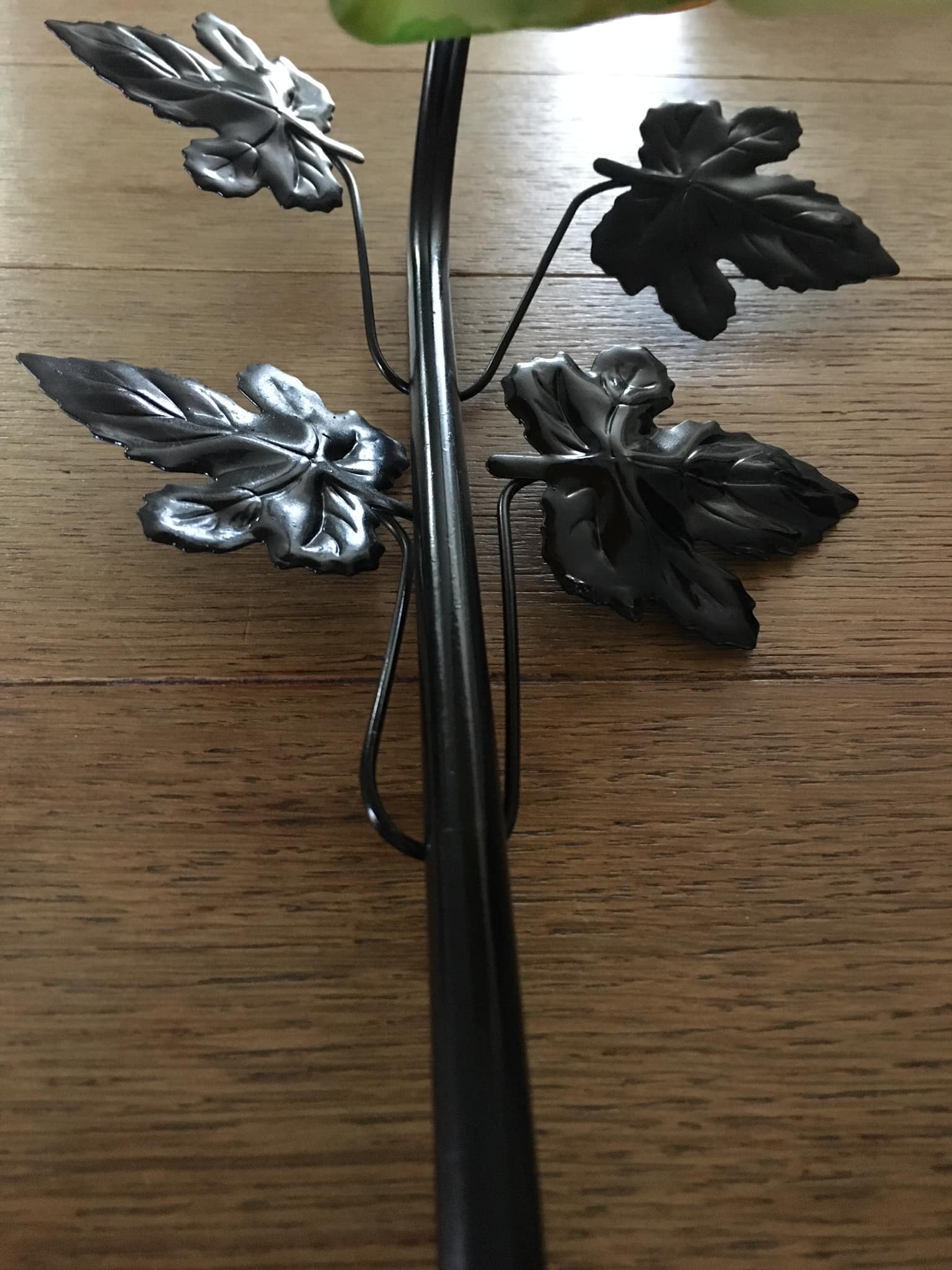 Art-deco style wall lamp with black metal support and foliage and glass paste tulip