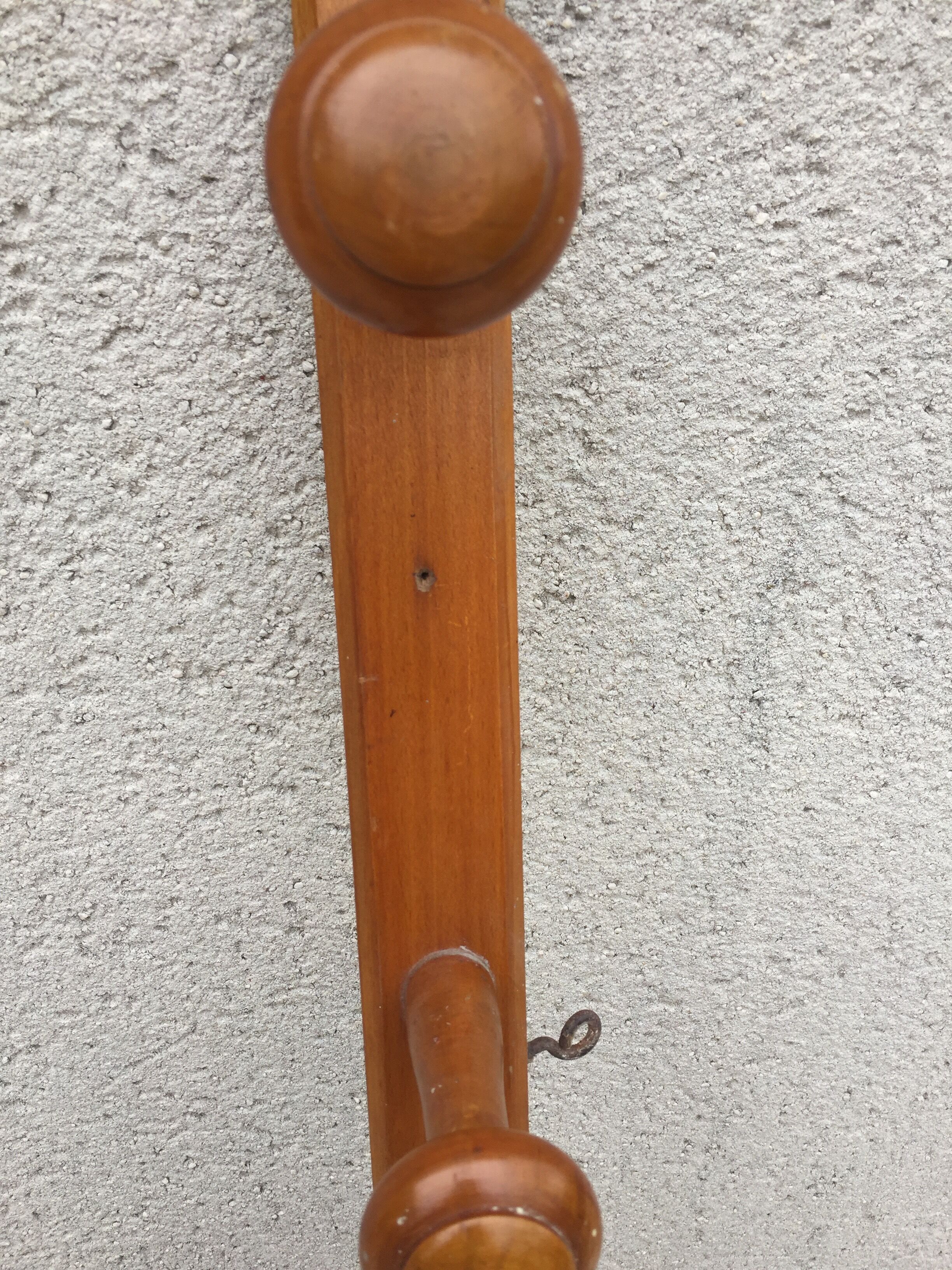 Longue patère en bois