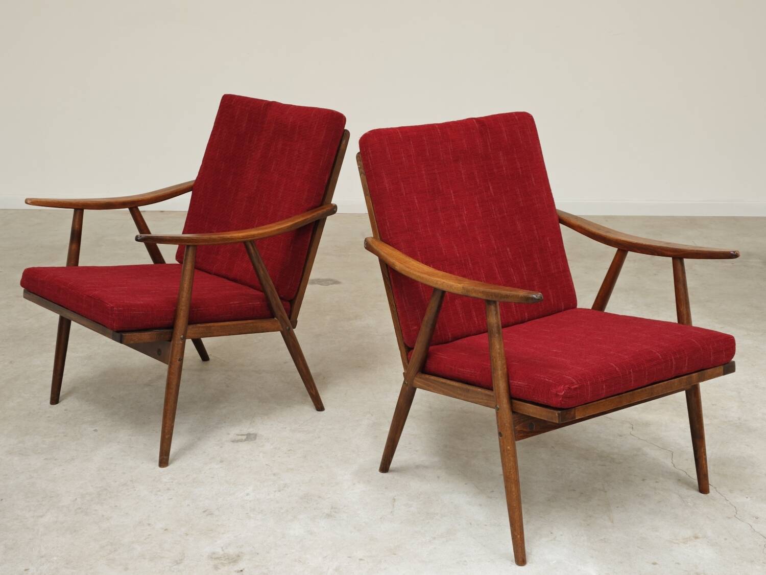 Pair of burgundy boomerang armchairs Antonin Suman Ton Bystrice (Thonet)