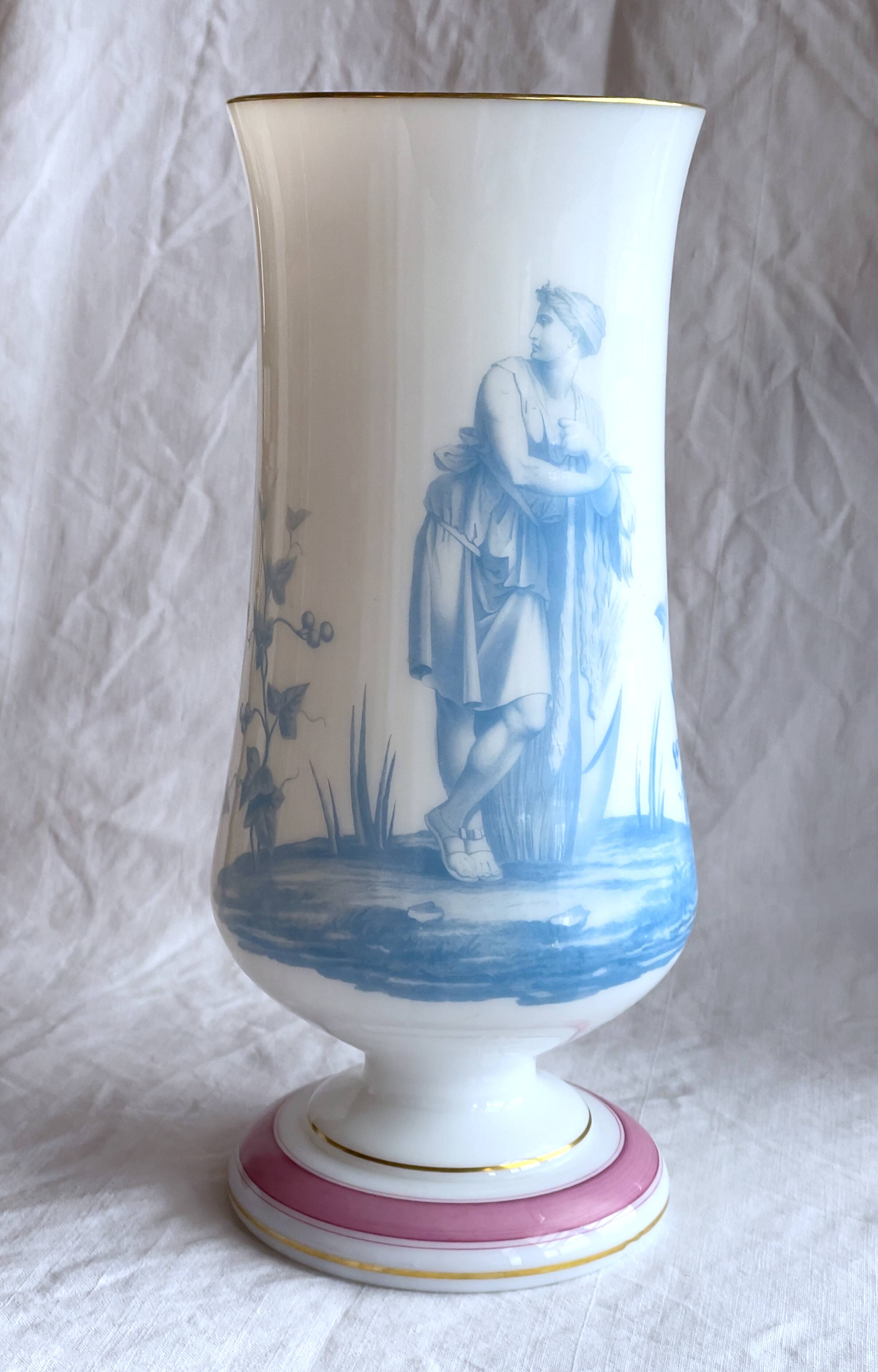 Grand Vase Opaline 19ème Siècle décor à l'antique