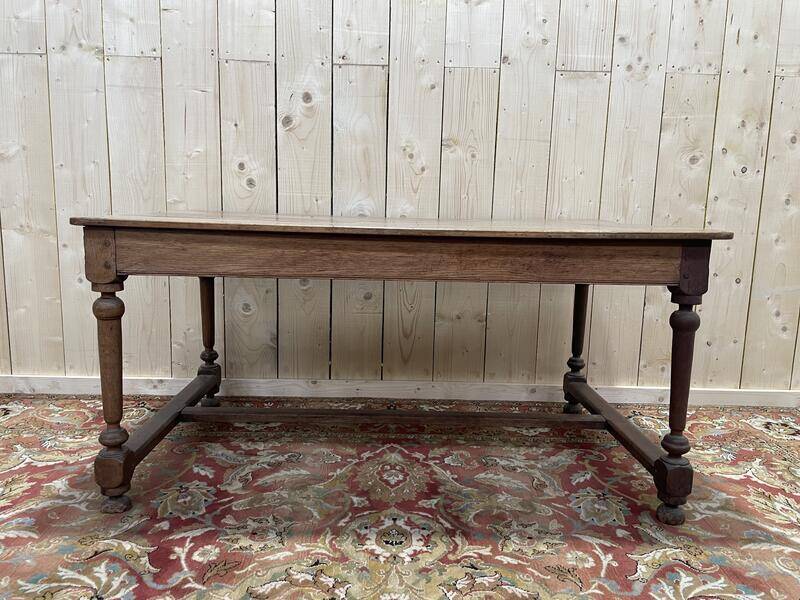 Bureau de style Louis XIII en noyer