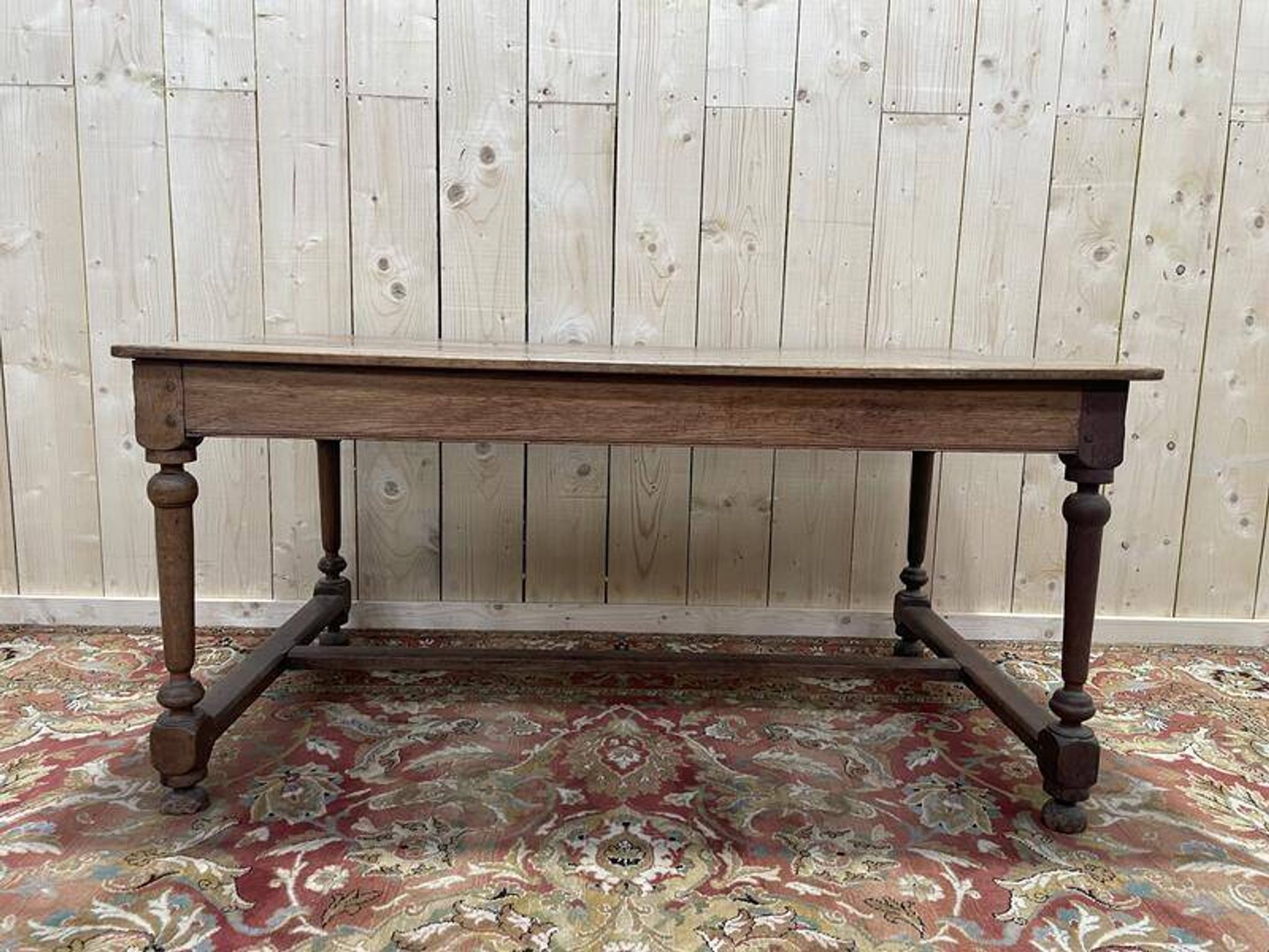 Bureau de style Louis XIII en noyer