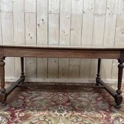 Bureau de style Louis XIII en noyer