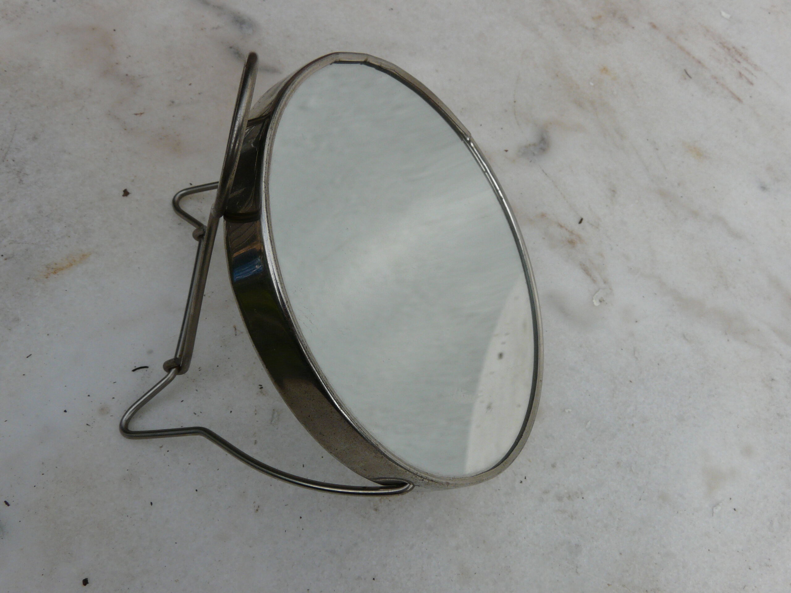 Mirror barber 2 faces a magnifying