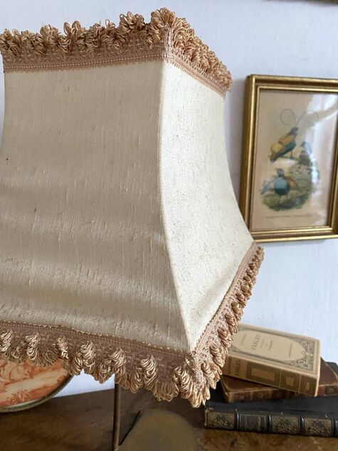 Retro lamp with pagoda lampshade