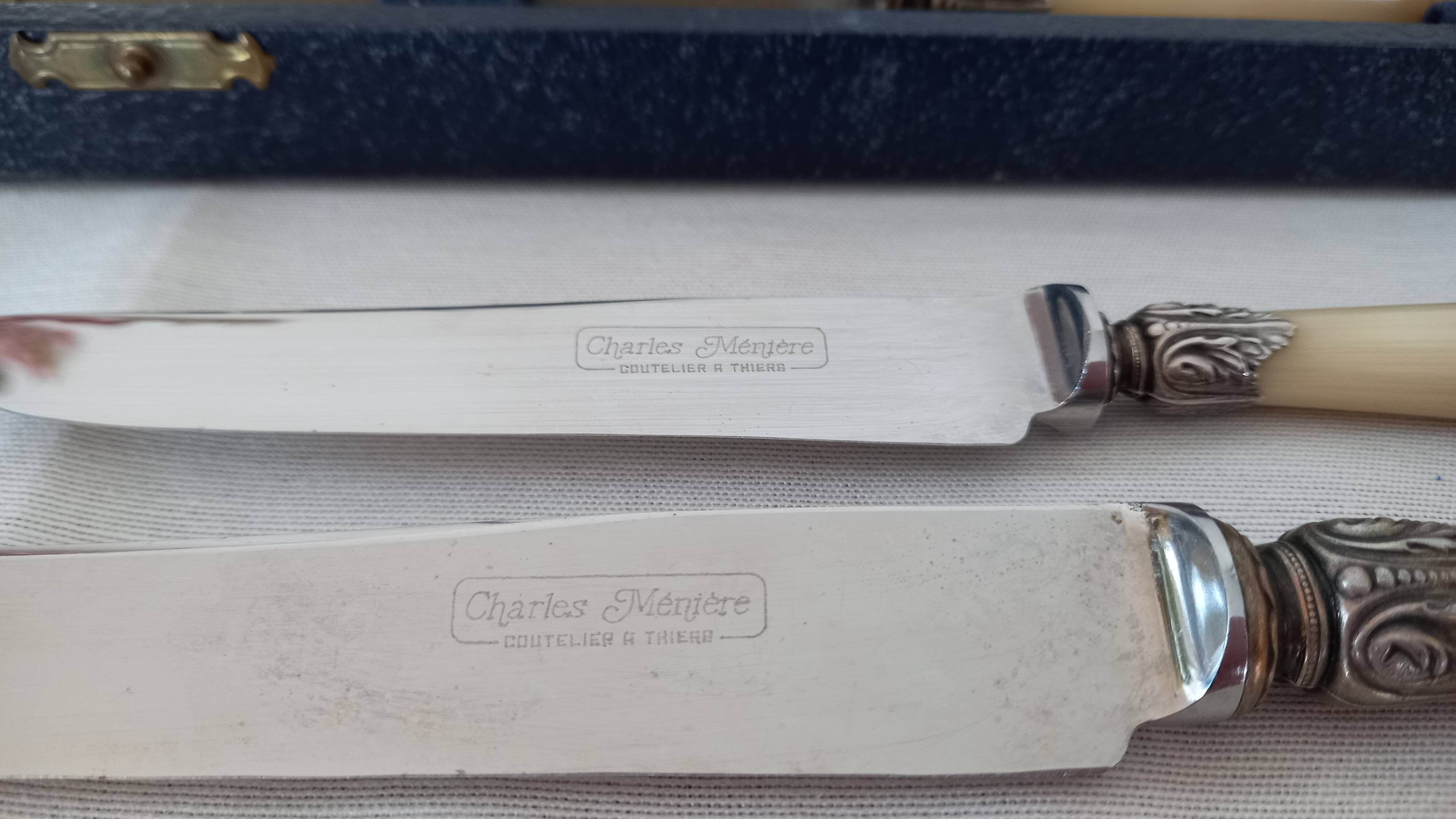 Cutlery set with 24 knives
