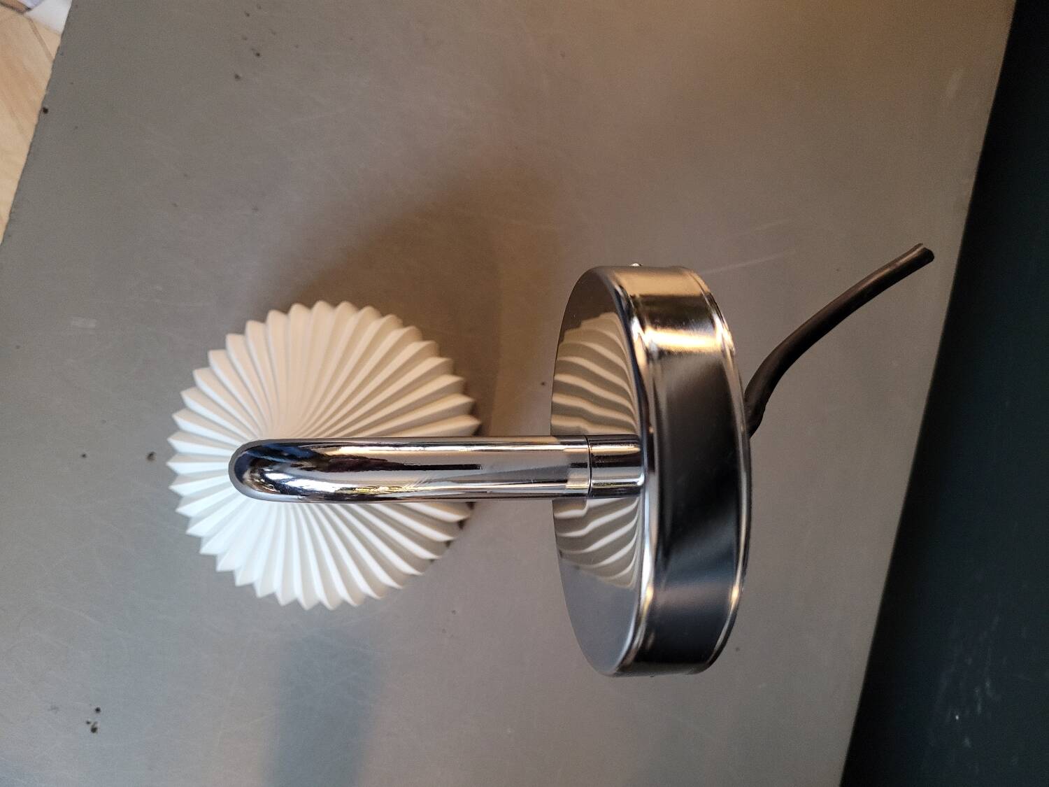 Applique E blanche par Kartell