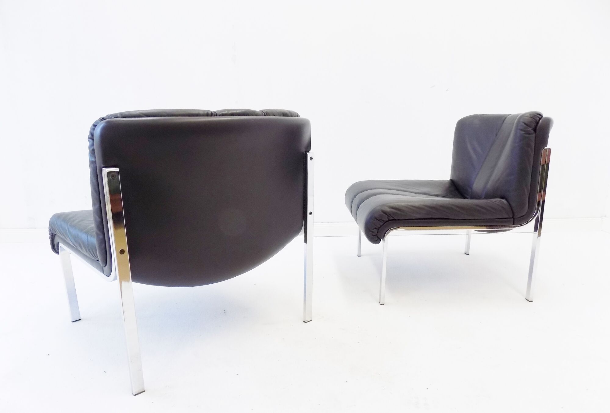 Eurochair set of 2 black leather lounge chairs by Girsberger