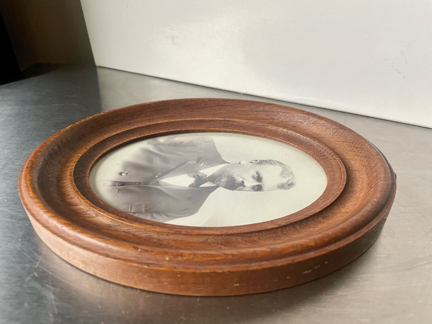 Antique wooden oval picture frame, 19.5 cm x 15.5 cm