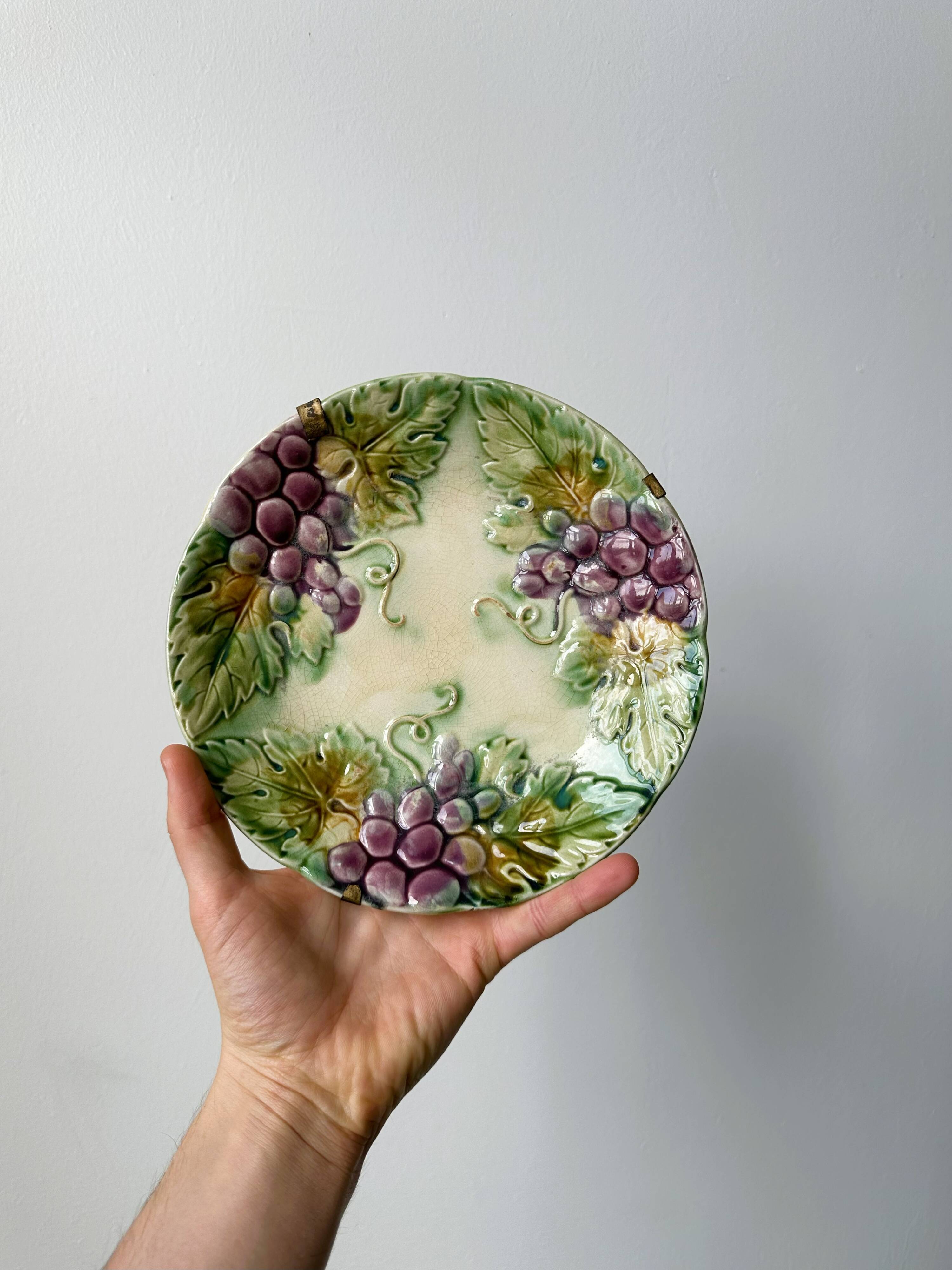 Assiette raisins en barbotine