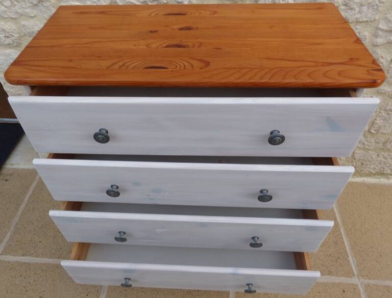 Grande Commode dessus bois 4  tiroirs cérusés blanc gris avec boutons métal