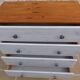 Grande Commode dessus bois 4  tiroirs cérusés blanc gris avec boutons métal