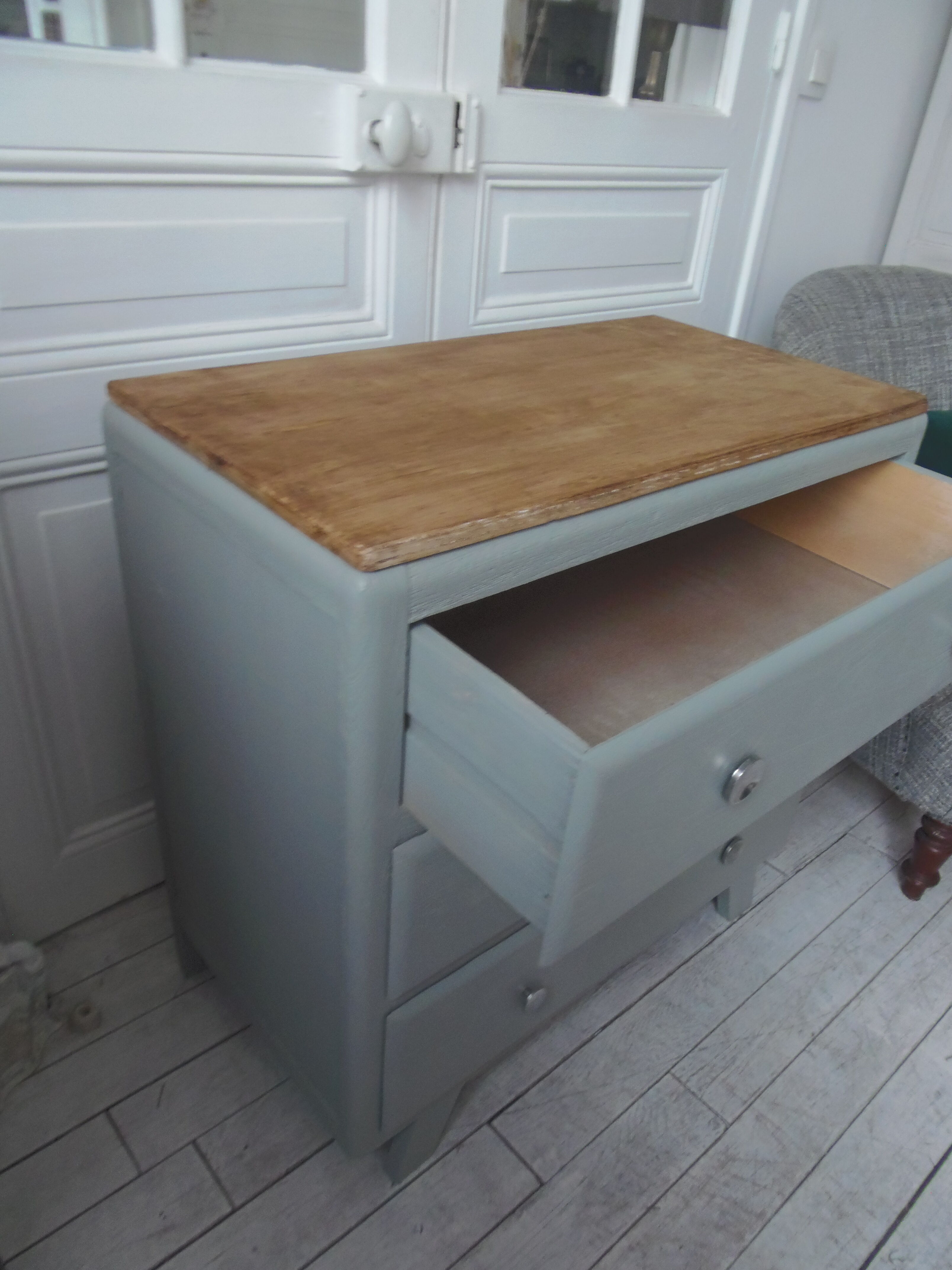 Compass feet vintage gray green, 3 drawers, wooden tray.