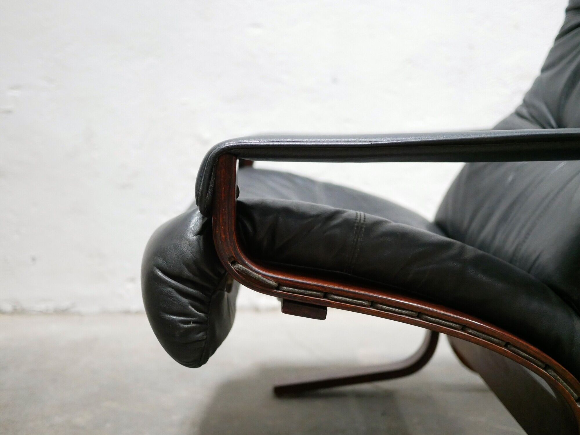 Siesta Scandinavian armchair in black leather by Ingmar Relling for Westnofa editions