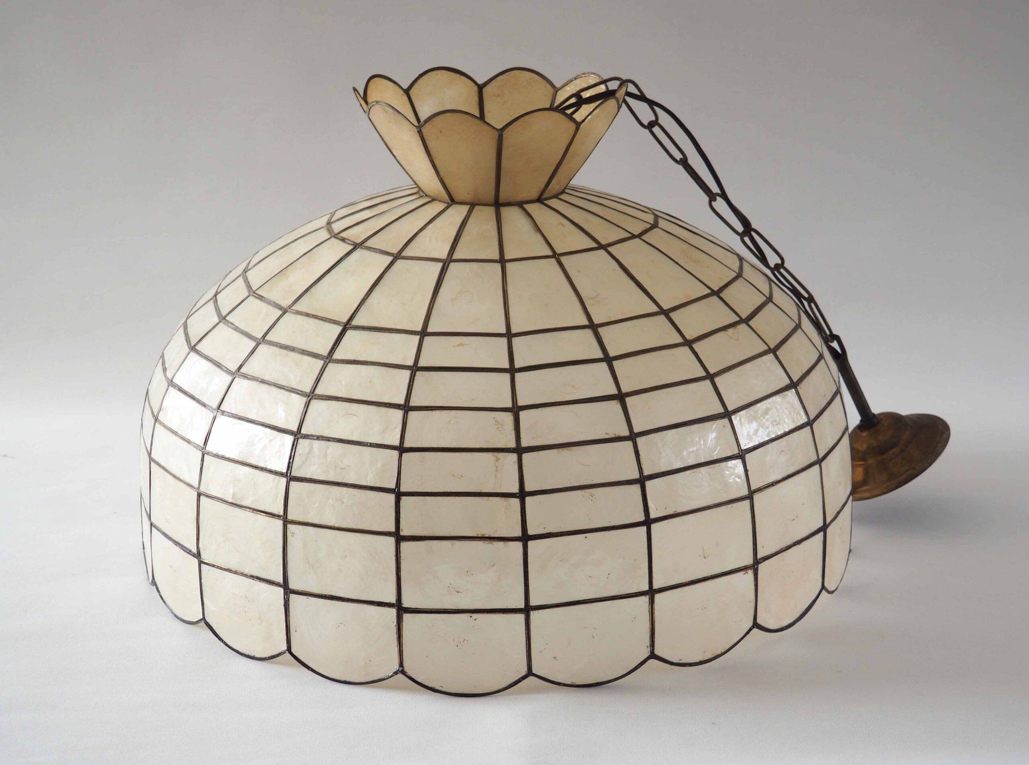 Giant mother-of-pearl mica pendant light