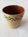 Tasse ou verre céramique couleur moutarde décor vert