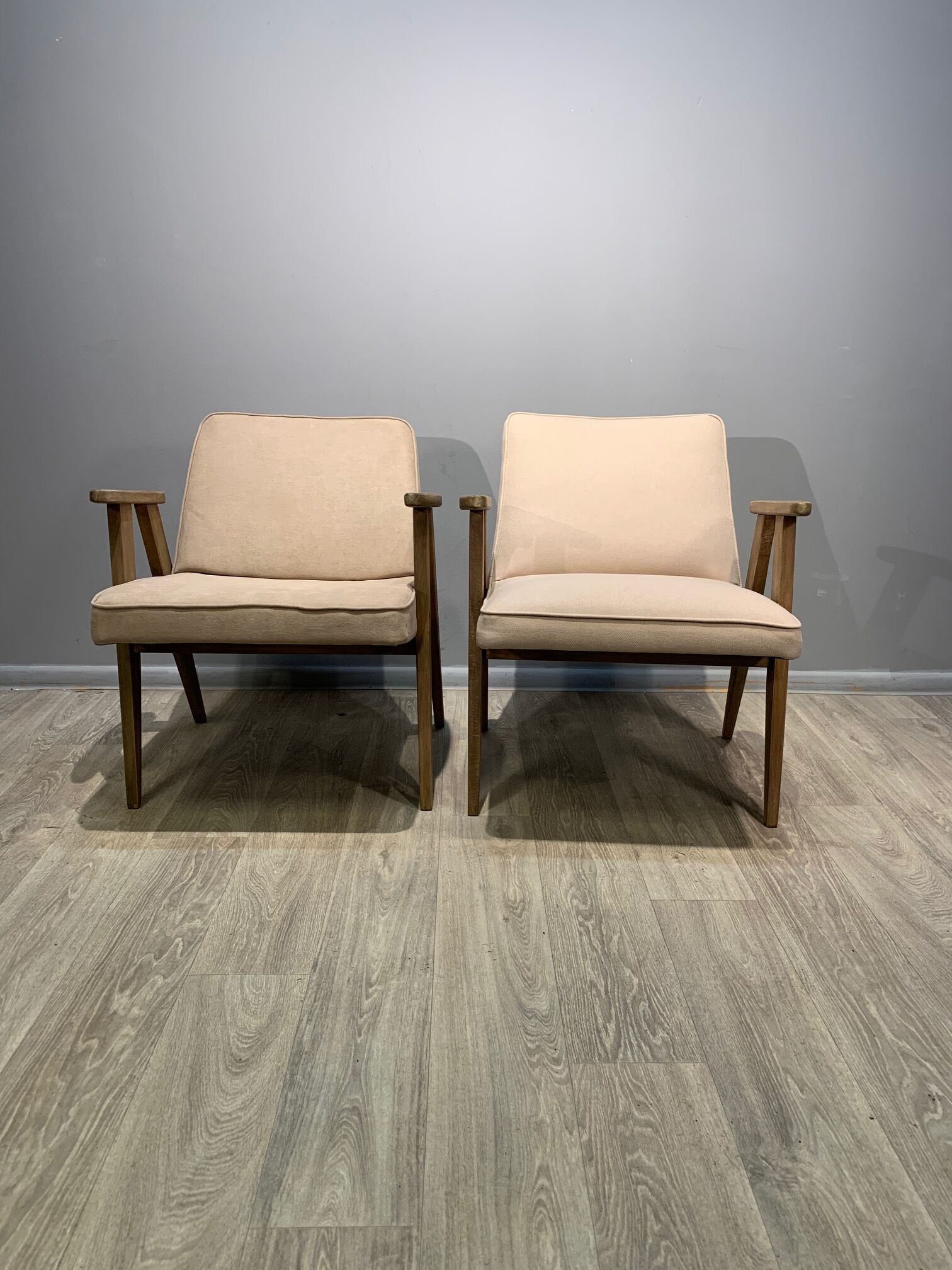 Paire de fauteuils 366, conçus par J. Chierowski