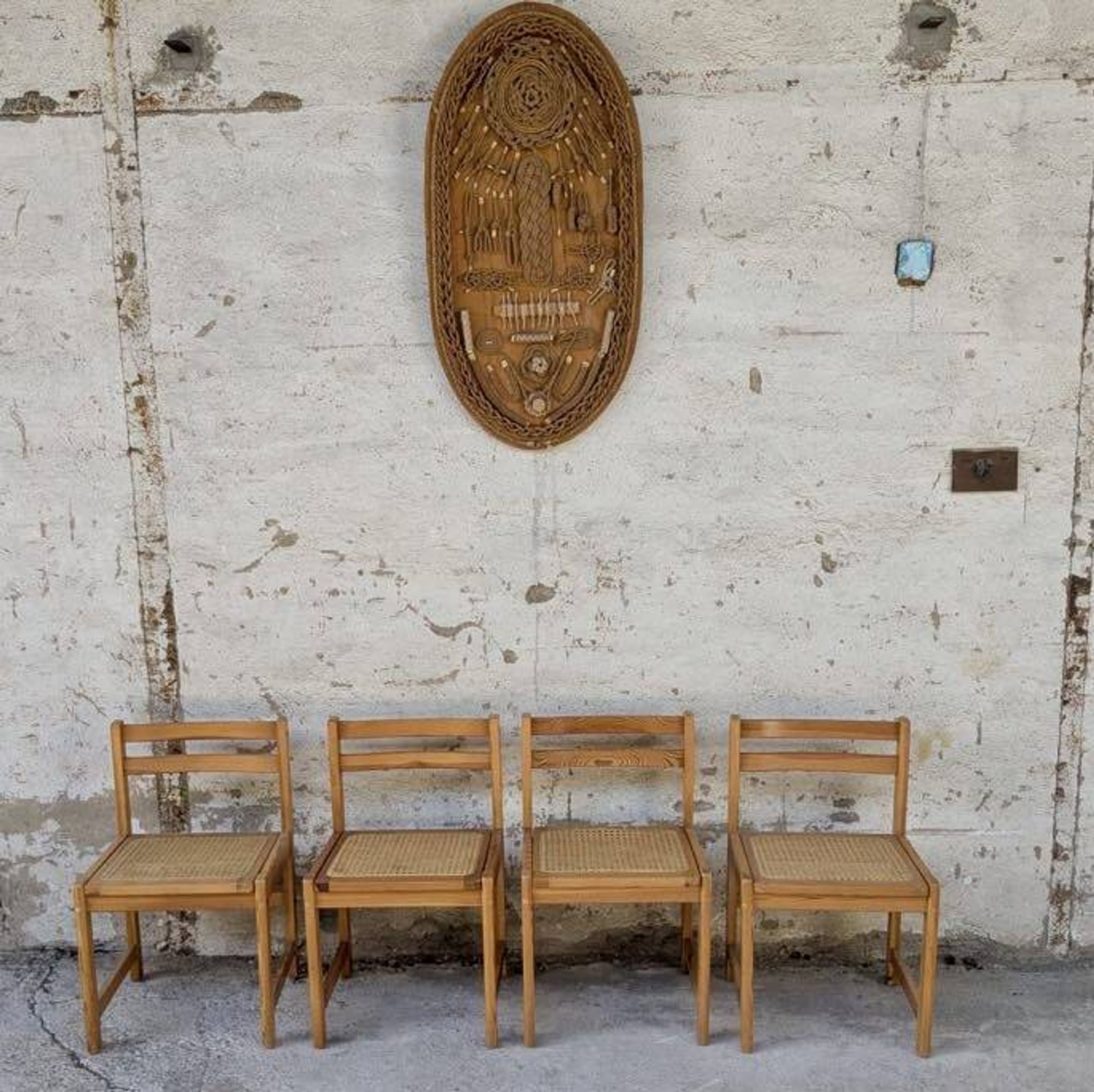Série de 4 chaises vintage en pin assise cannage