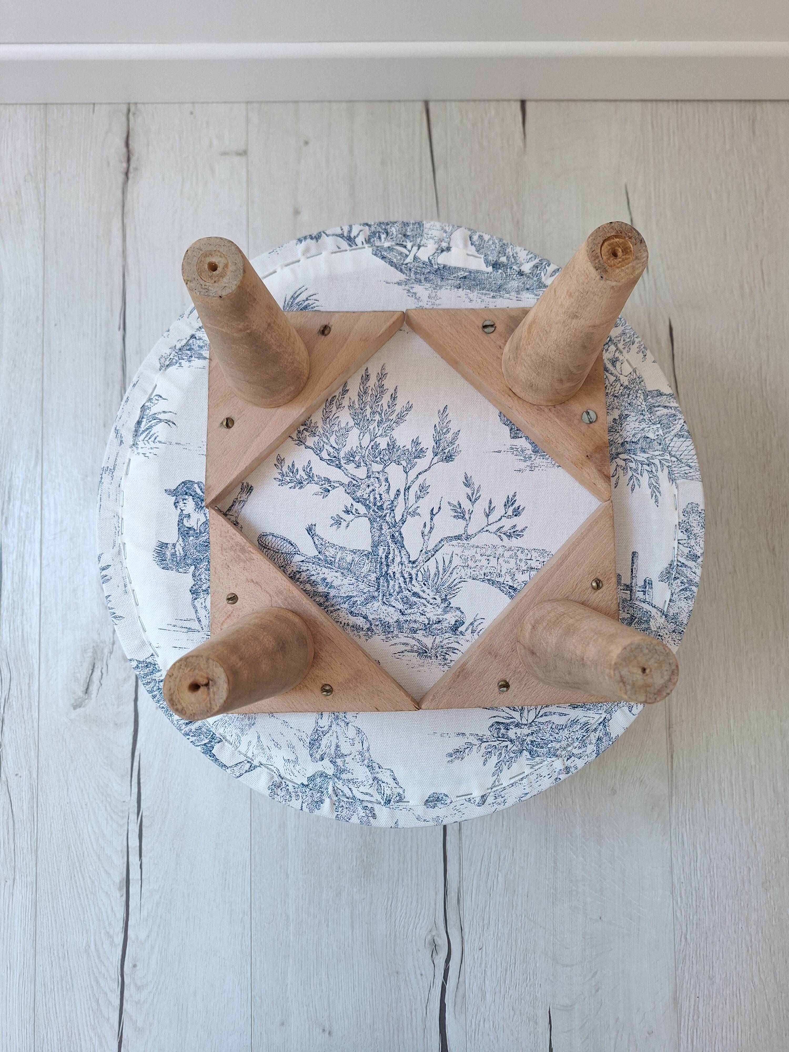 Pouf / Repose pieds vintage en toile de Jouy bleu