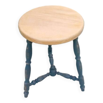 Tripod stool with spacer