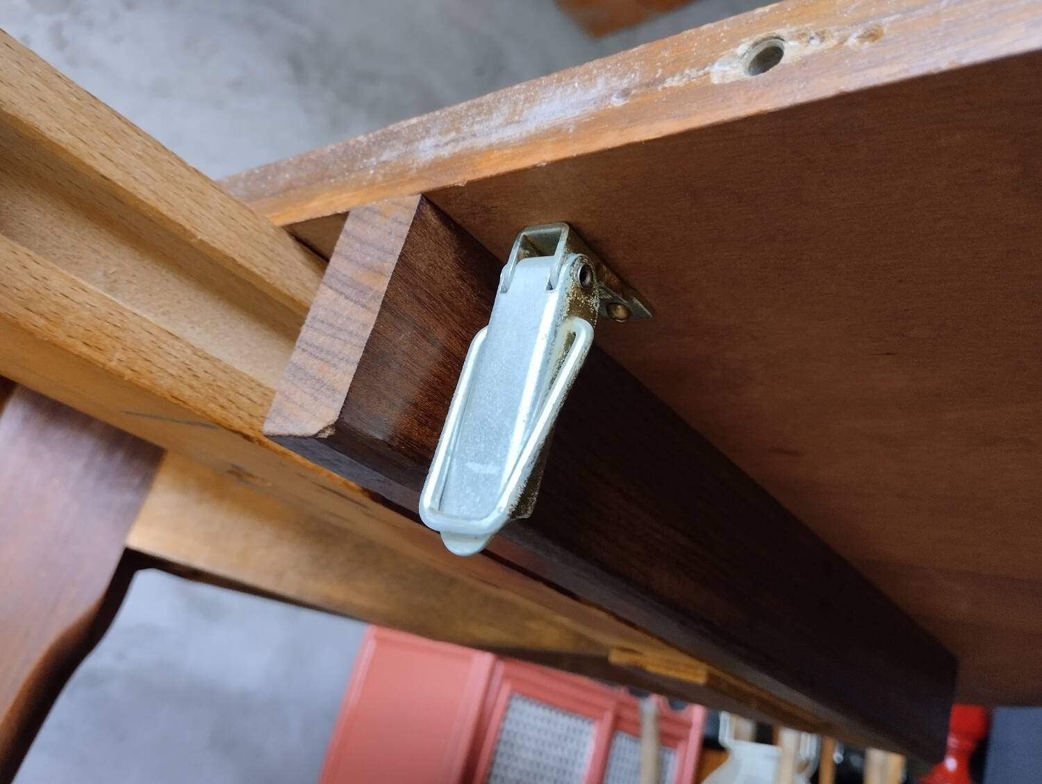 Extendable dining table