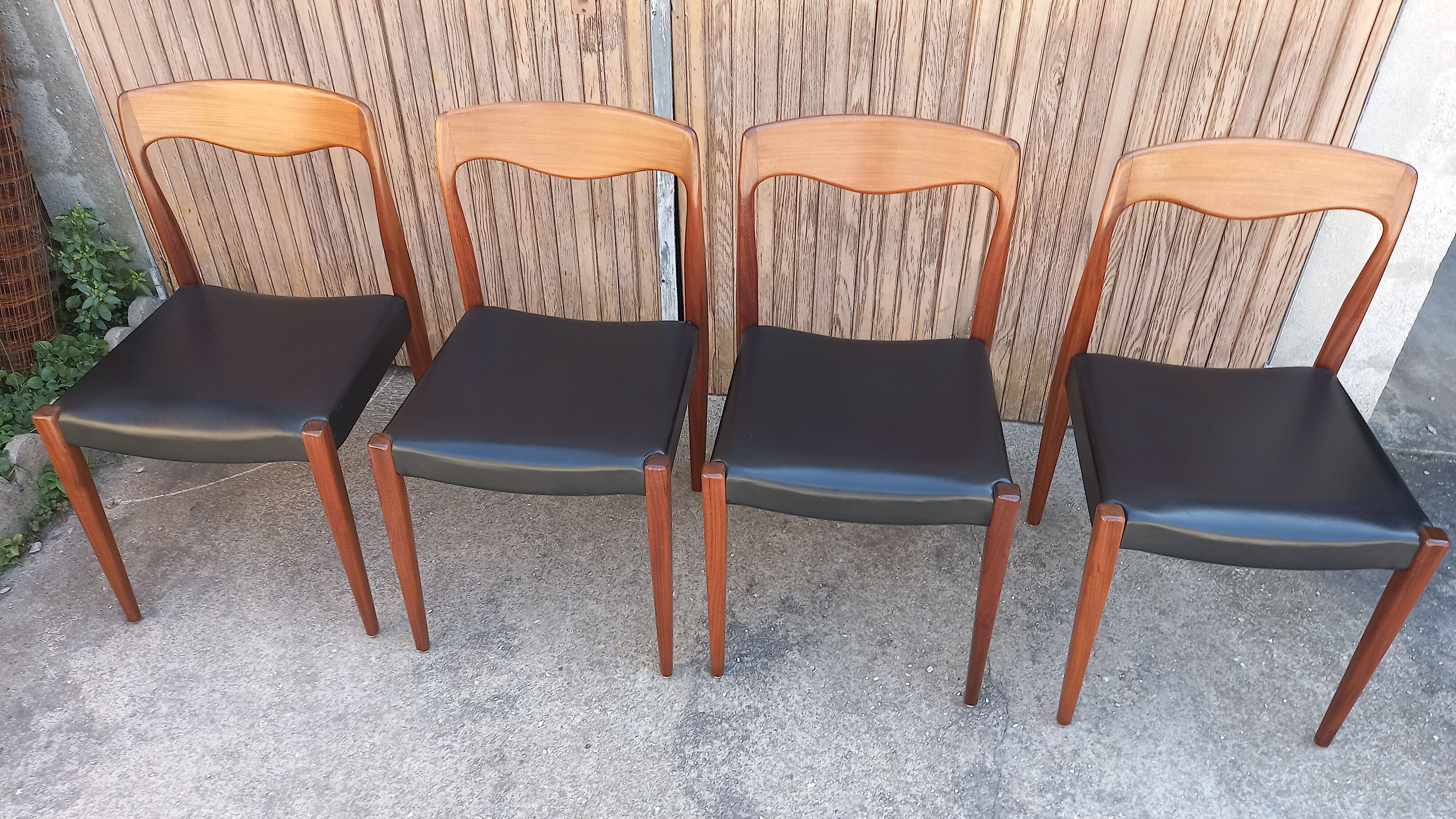 Suite de quatre chaises teck vintage