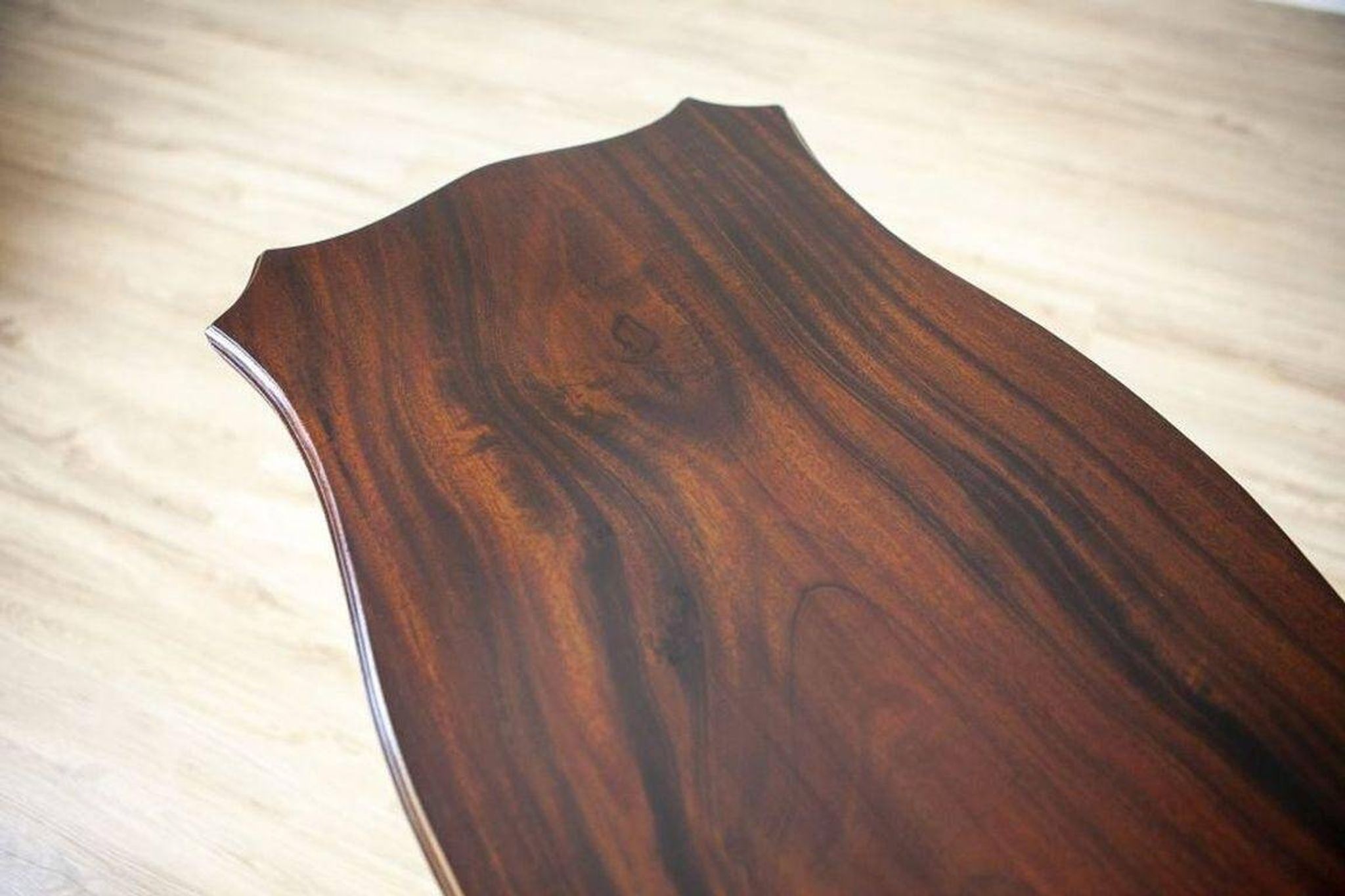 Table d'appoint en palissandre des années 20, en shellac, années 1950.
