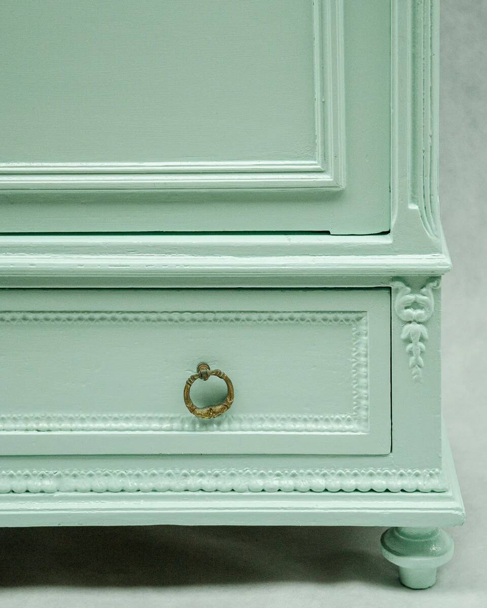 Vitrine à porte vitrée vert menthe de style Louis XVI
