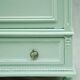 Vitrine à porte vitrée vert menthe de style Louis XVI