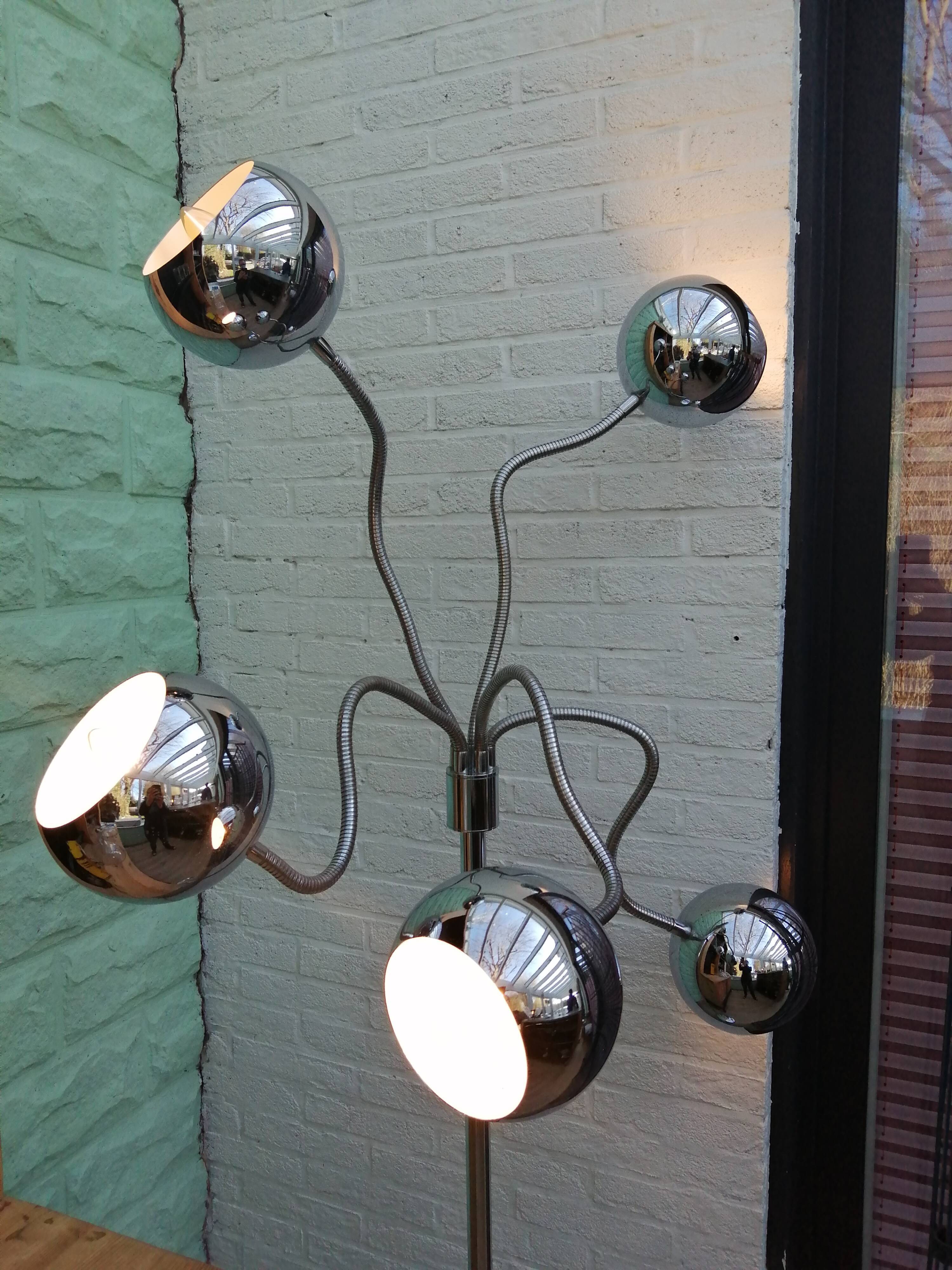 5-arm articulated design lamppost
