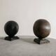 Paire de sculptures rondes vintage en bois noir et marron