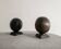 Paire de sculptures rondes vintage en bois noir et marron