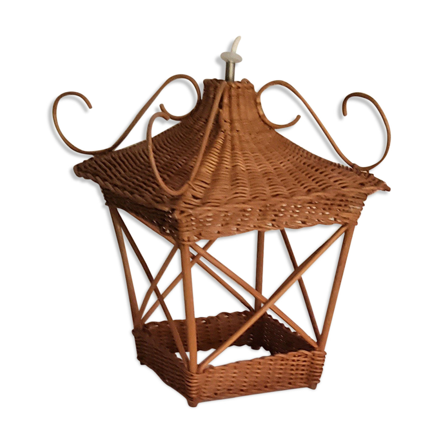 Wicker lantern suspension